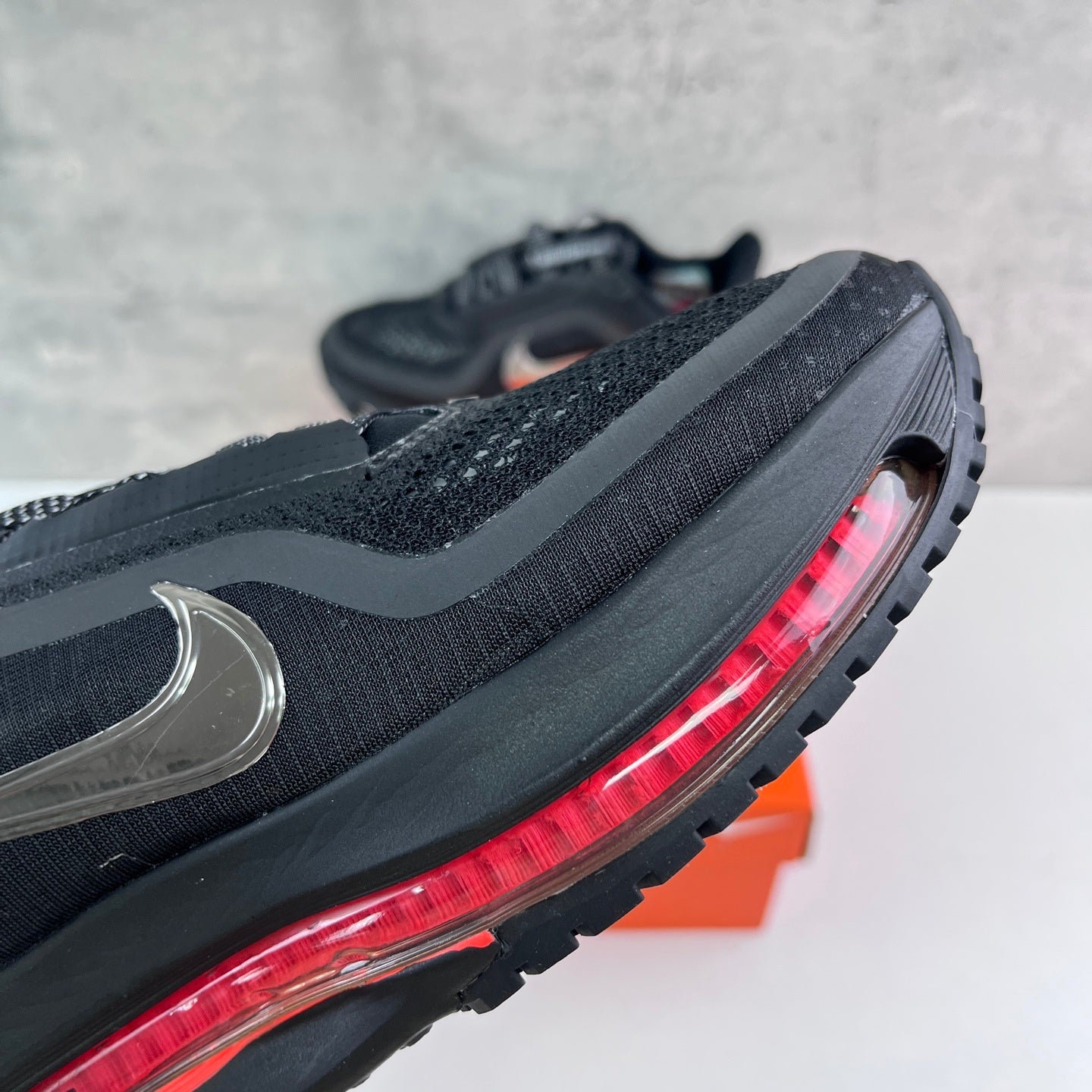 Pegasus Premium Black/Red