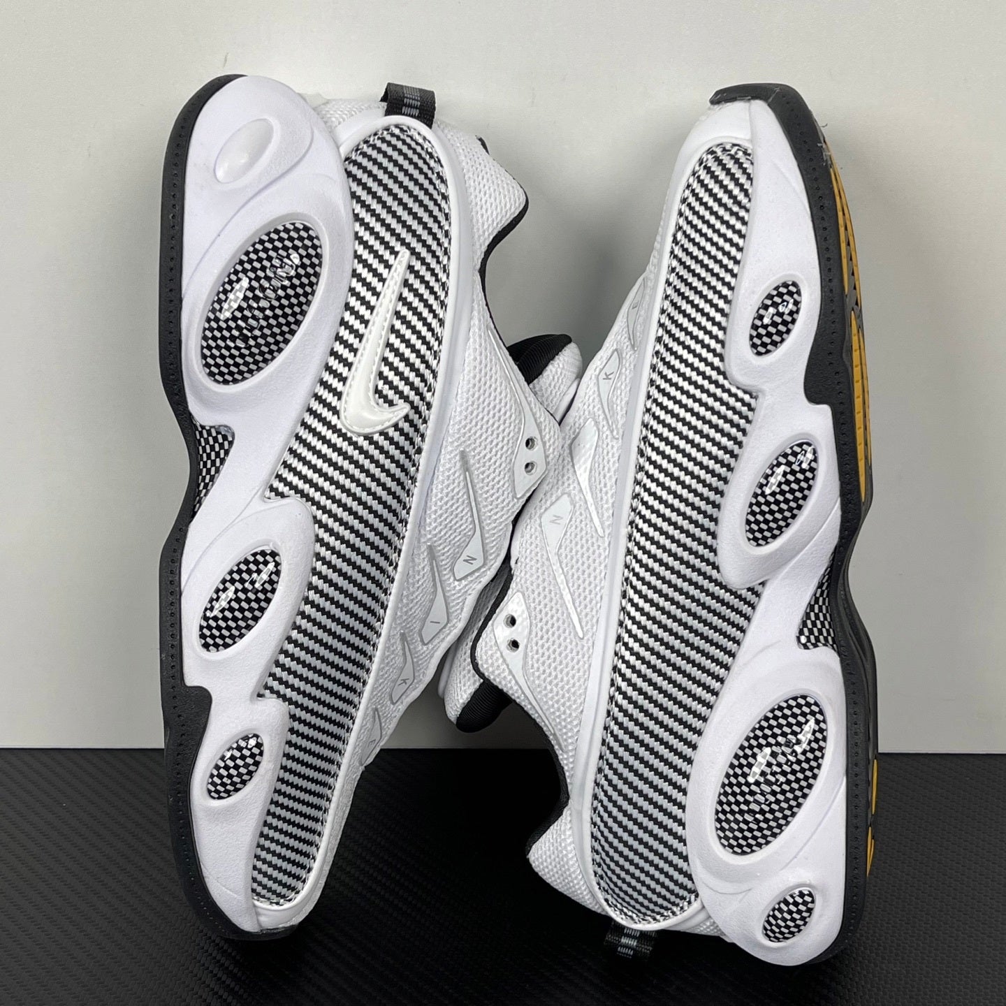 Nocta Glide Black/White