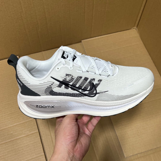 Vomero 18 Black/White