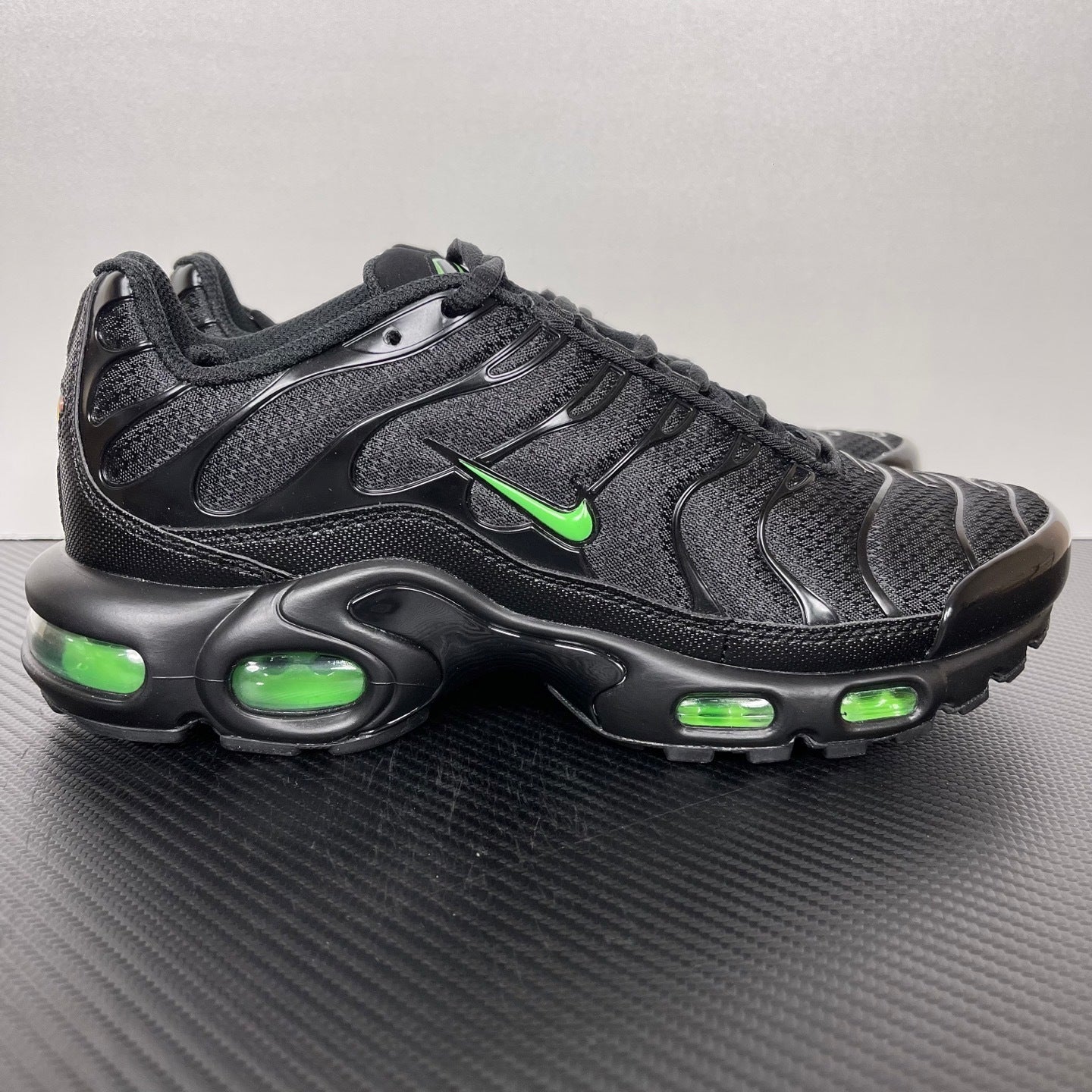 TN Black Green Strike