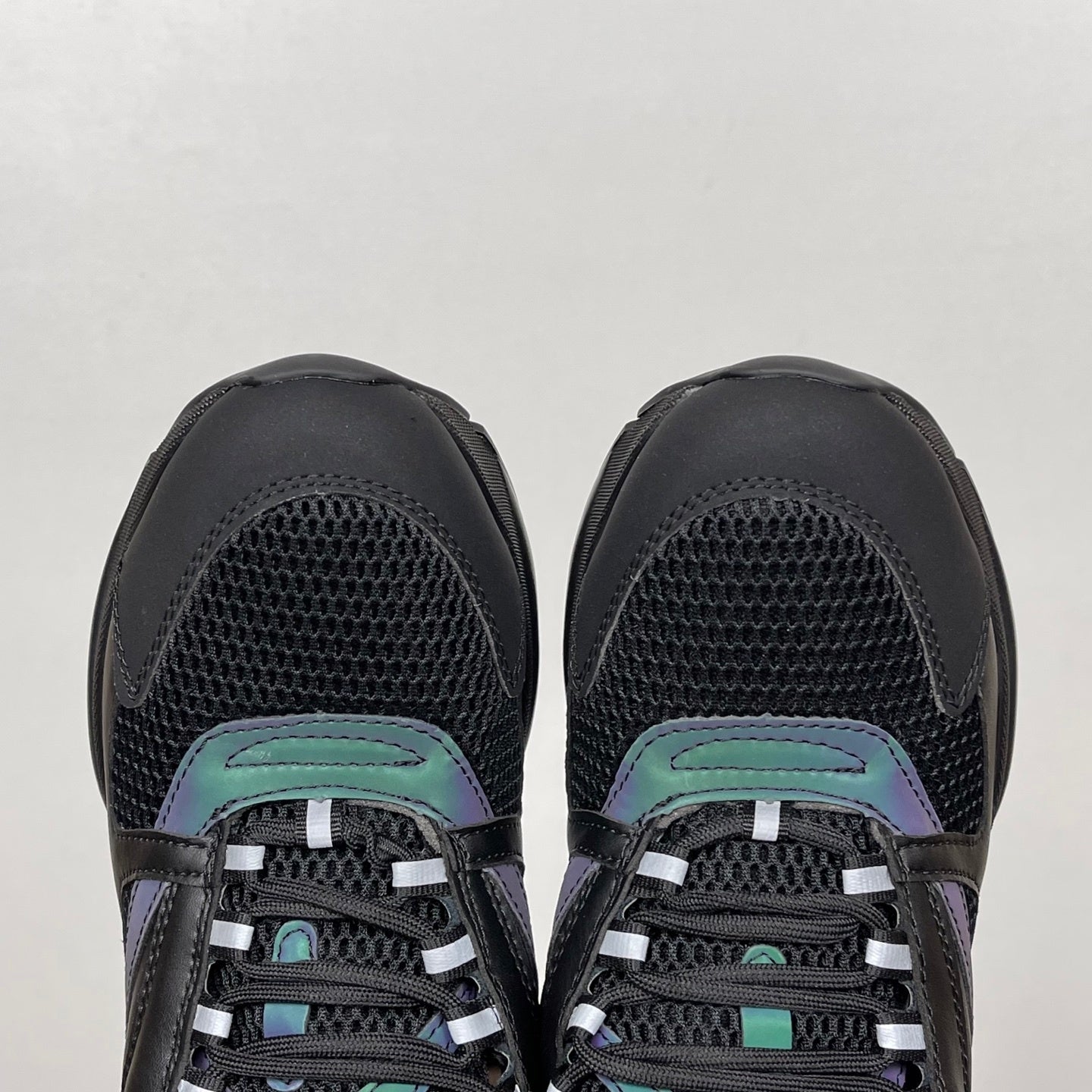 B22 Iridescent Shadow Runner
