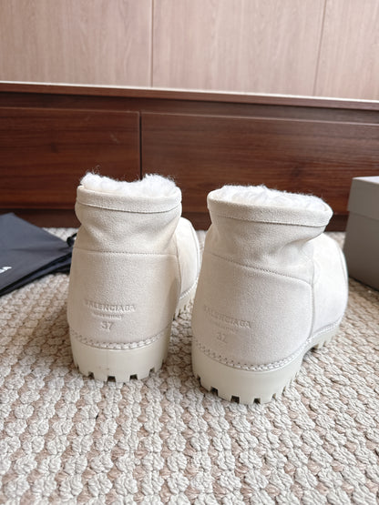 BLG Alaska Suede Boots White