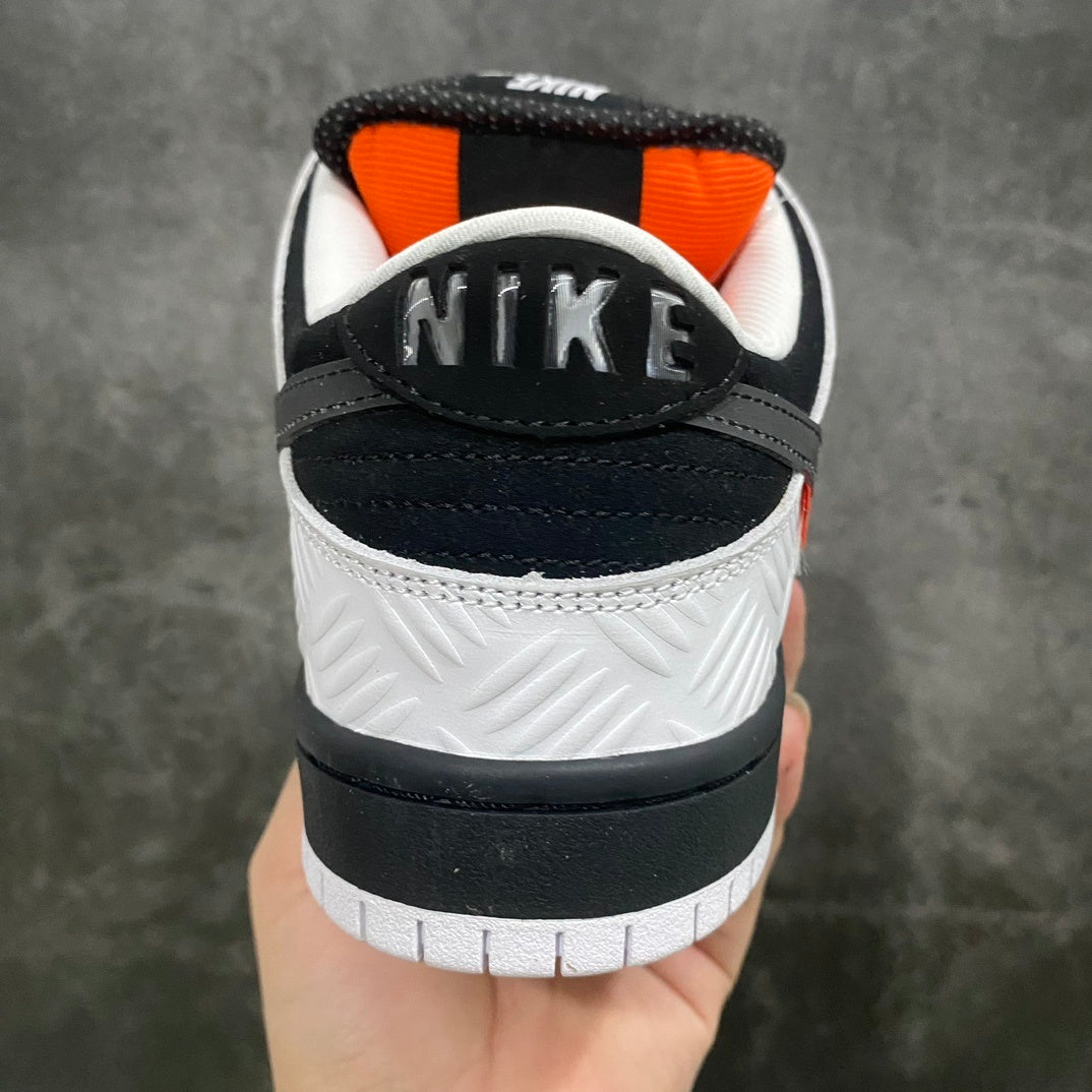 Dunk SB TIGHTBOOTH