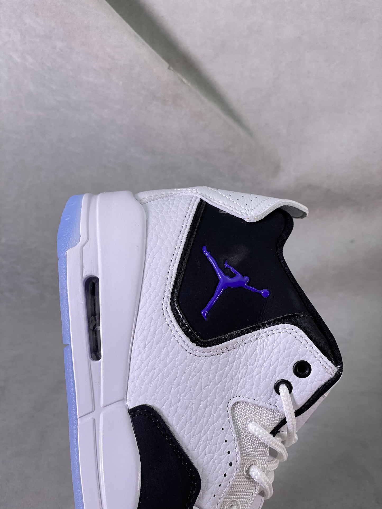 23 White Dark Concord Black