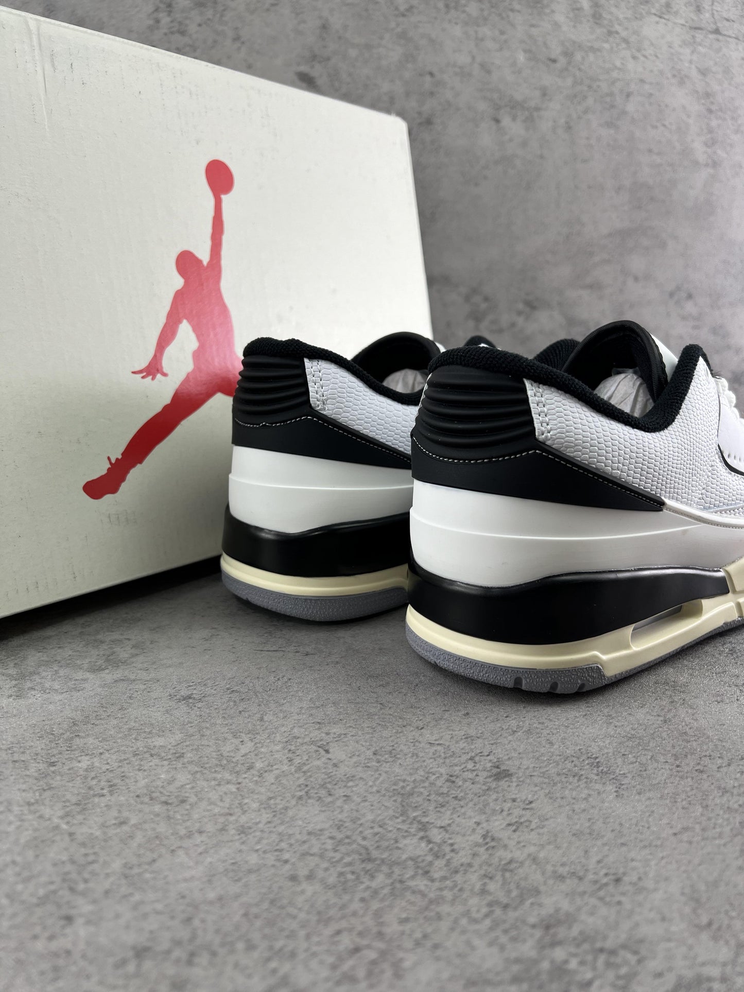 23 WHITE & BLACK