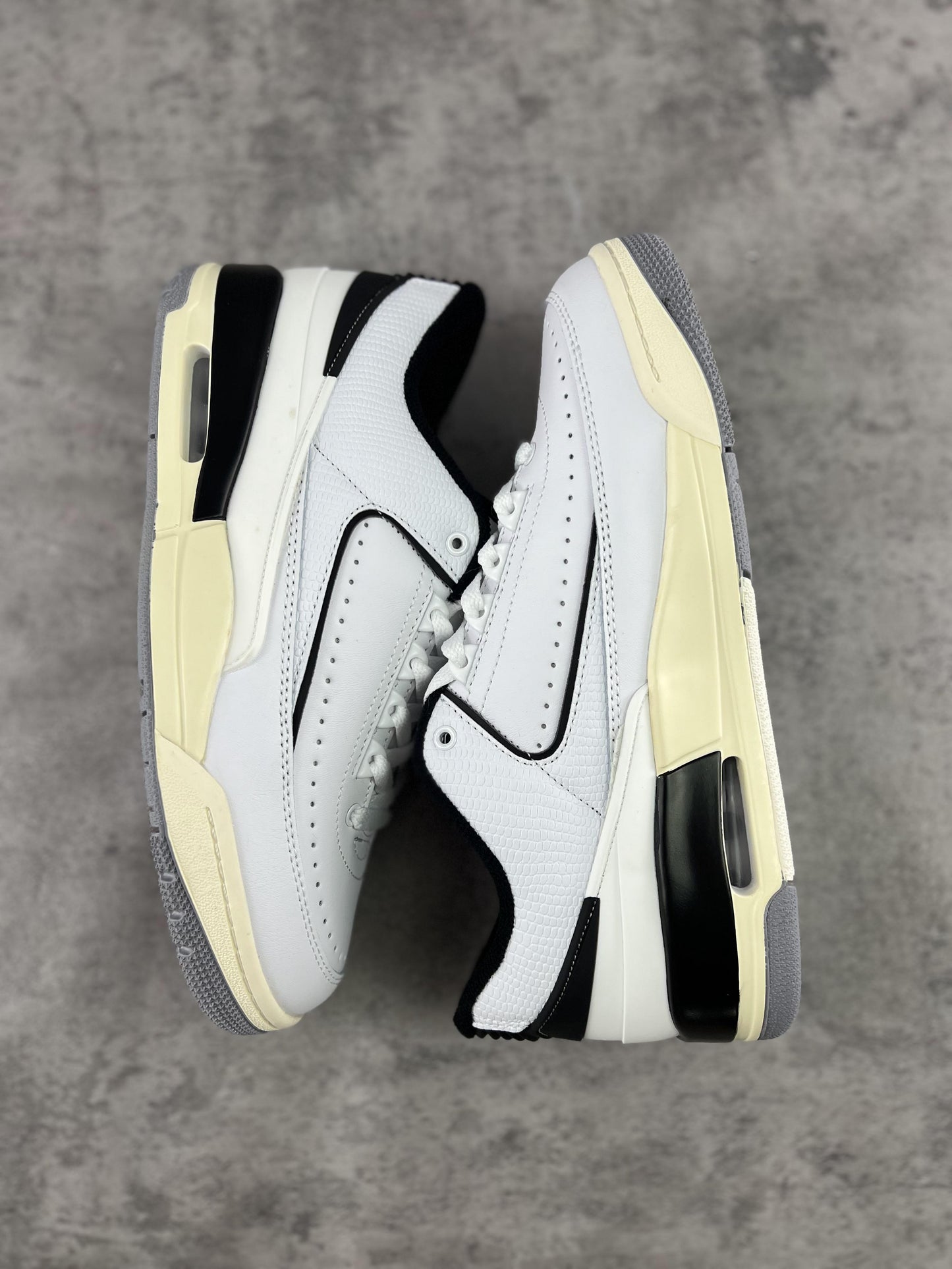23 WHITE & BLACK