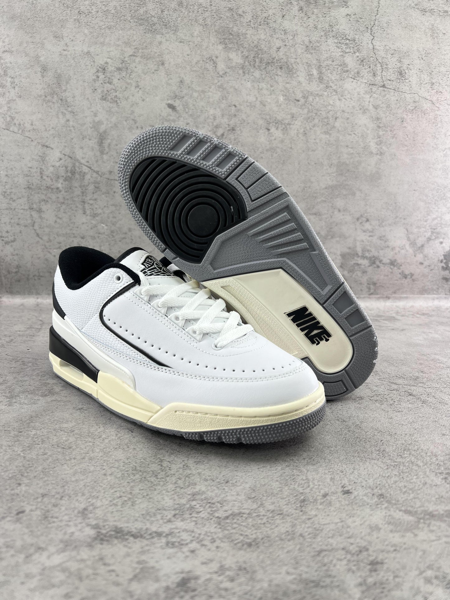 23 WHITE & BLACK