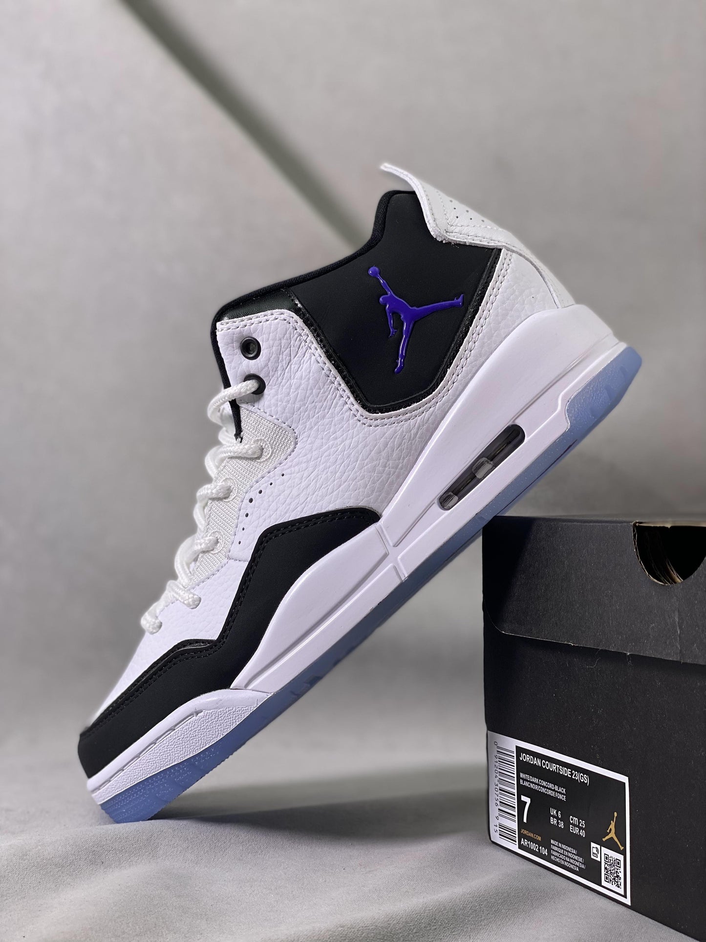 23 White Dark Concord Black