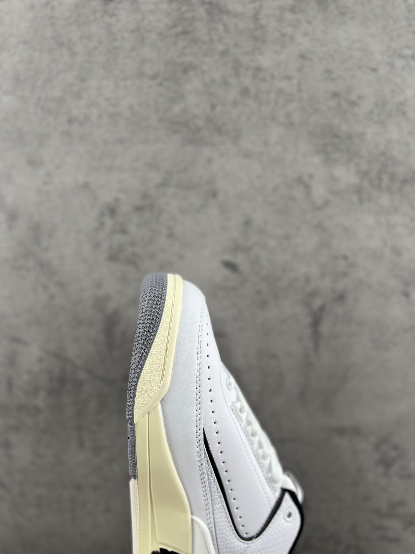 23 WHITE & BLACK