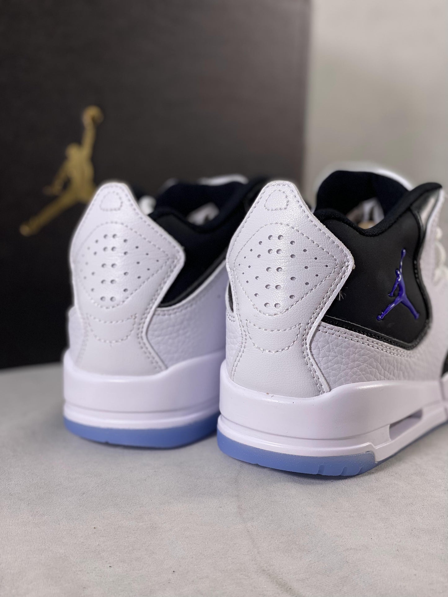 23 White Dark Concord Black