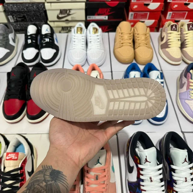 AJ1 Low SE Metallic Silver