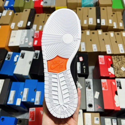 Dunk SB TIGHTBOOTH