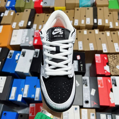 Dunk SB TIGHTBOOTH