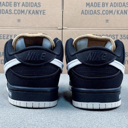 Dunk SB Black And White
