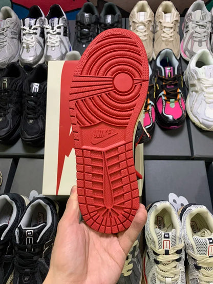 AJ1 Low Travis Scott Red